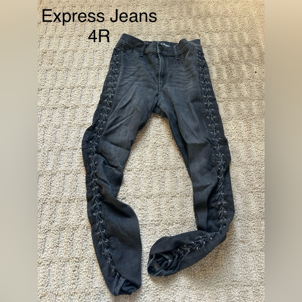 Black Express jeans! Size 4R. Cute Side detailing!!
